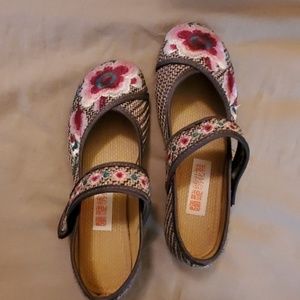 Cute Mary Jane style embroidered shoes